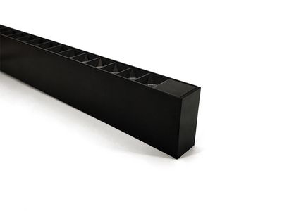 Luminaire linéaire LED monté en surface à persiennes Rond dans un Diamant 50° SLIM